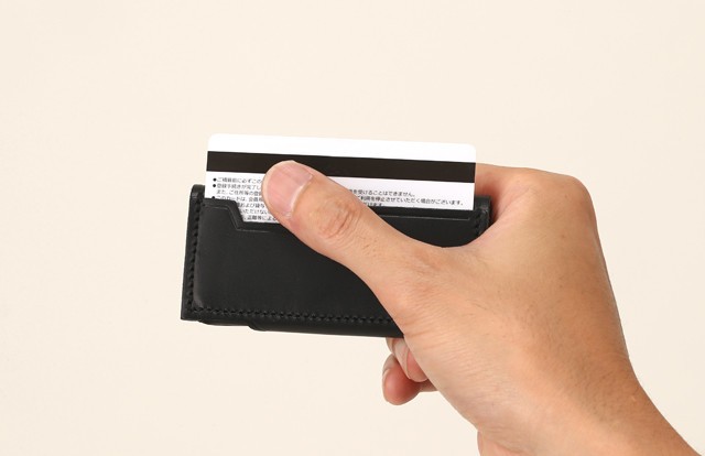 外側にカードポケットを配置