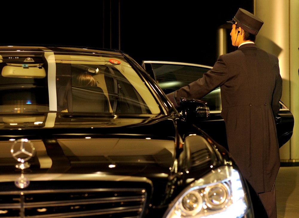 専属ドライバー付きのメルセデス・ベンツでクルージングドライブ