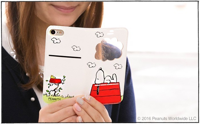 「スヌーピー」のフリップ開かずiPhone7が使える　PEANUTS窓付きケース