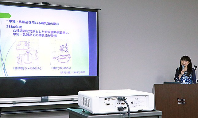 明治時代の哺乳法を説明する東四柳准教授