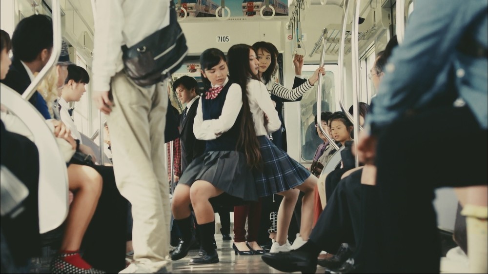 車中が寒いから背中をこすり合っているわけではありません