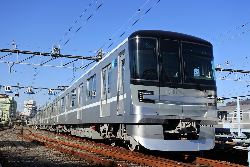 【急カーブも通る】東京メトロ日比谷線の新車両13000系　クリスマス期間に乗車イベント開催