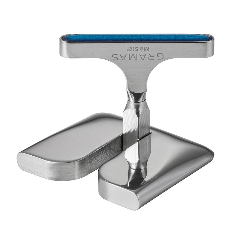 ホールドバーを固定するピンとホールは0.01ミリの精度で削り出し