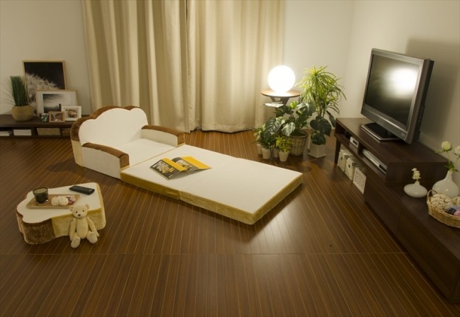 「食パンソファベッド」は、下2段分を引き出してベッドに