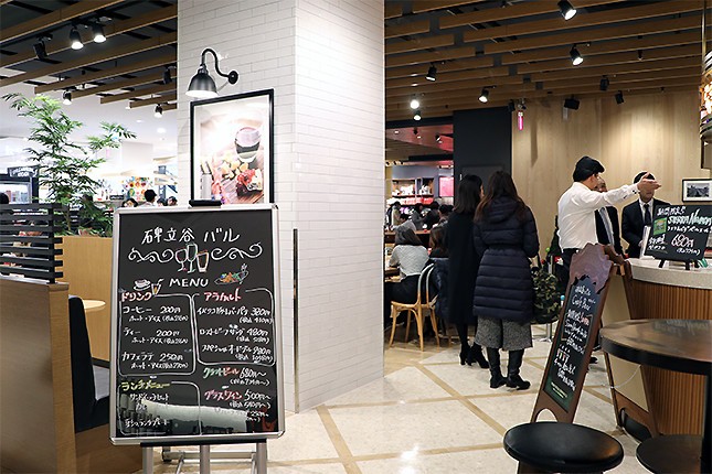 2階のリカー売場に隣接した「碑文谷バル」は食事とお酒が楽しめる