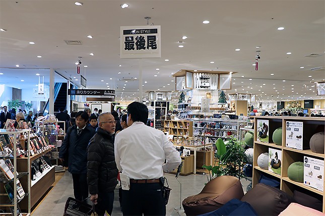 インテリアや寝具、キッチン用品が展開する4階