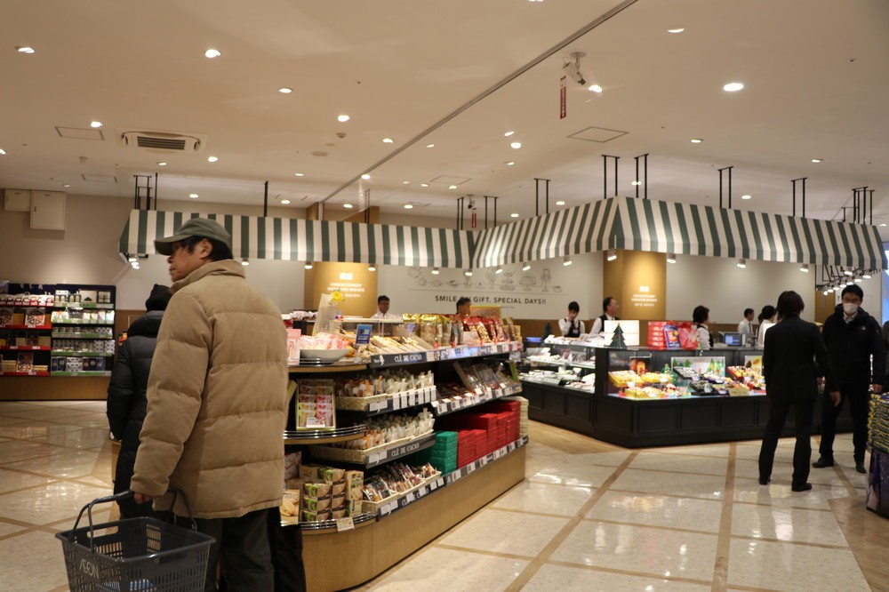 2階は国内外の加工食品がずらりと並ぶ