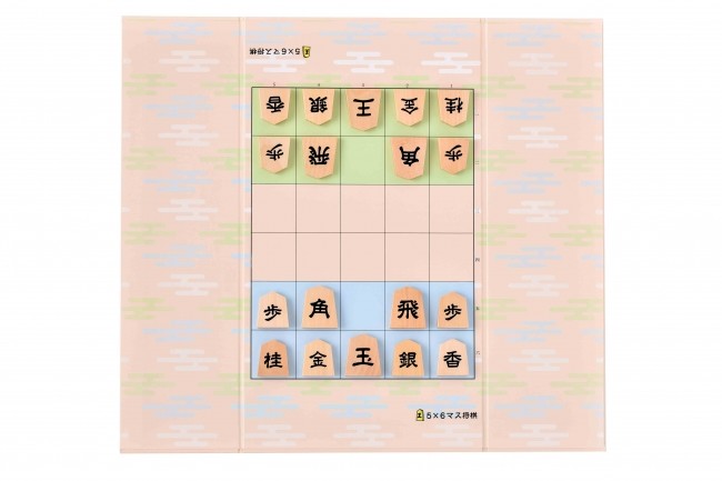 裏面は5×6マスのミニ将棋が楽しめる