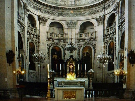 シャルパンティエが勤務したパリ４区のサン・ルイ教会の内部