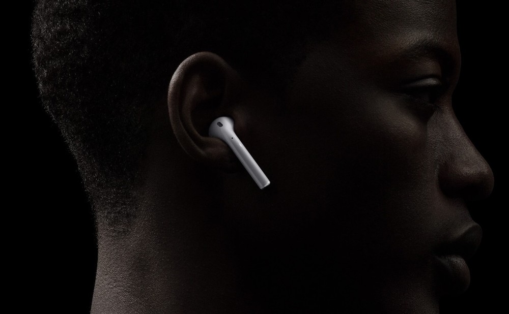 KDDIなど、ワイヤレスイヤホン「AirPods」の発売を開始