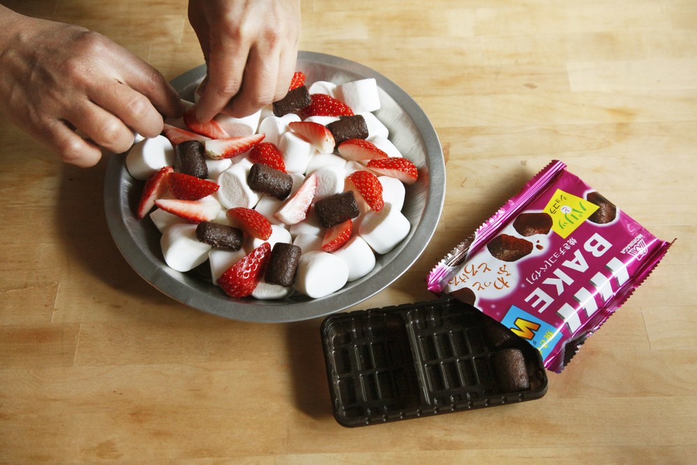 「マシュマロ×いちご×焼きチョコ【ベイク】」を作っているところ