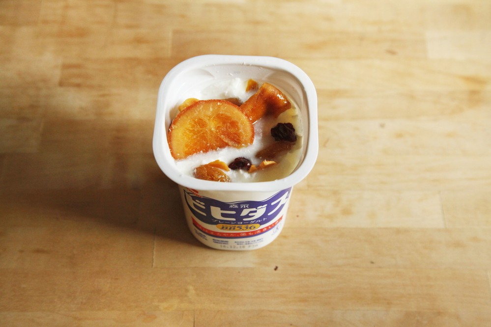 ドライフルーツをヨーグルトに漬けているところ