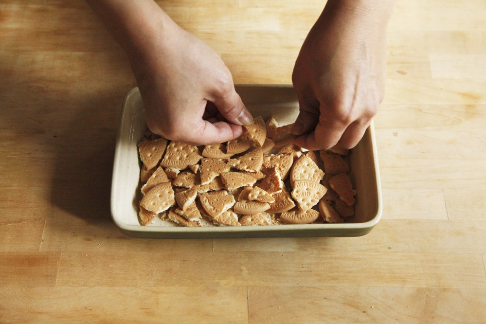砕いたビスケットを鍋に敷き詰めて…
