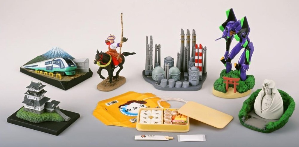 「東海道フィギュアみやげ」（奥の列左から）富士山とスーパービュー踊り子、流鏑馬、川崎工場群、エヴァンゲリオン、（手前の列左から）小田原城、崎陽軒シウマイ弁当、大船観音