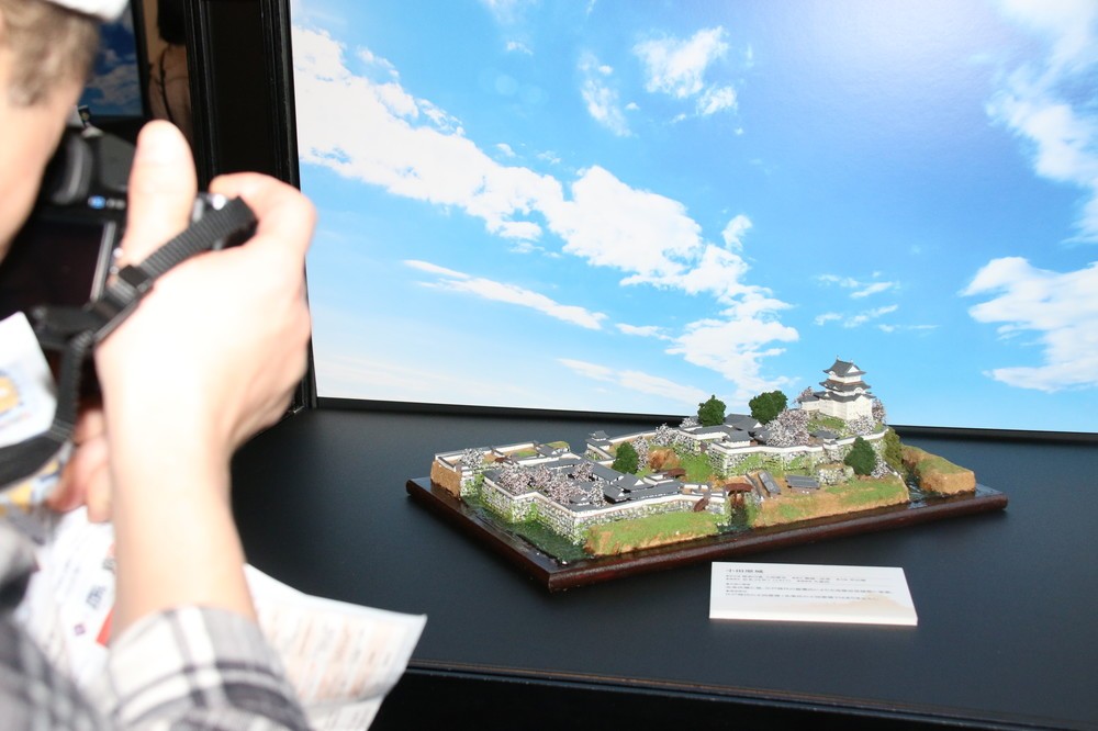 昇太さんも一押しのジオラマ模型展は、カメラ片手に写真撮影する人で混雑していた。写真は小田原城のジオラマ模型（2016年12月24日撮影）