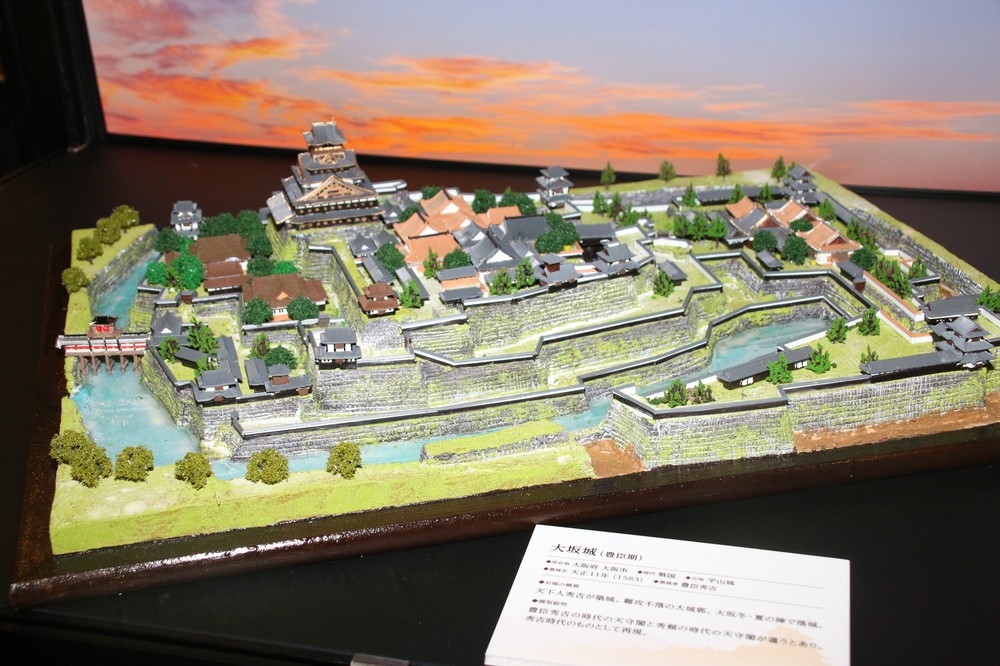 写真は大坂城のジオラマ模型（2016年12月24日撮影）
