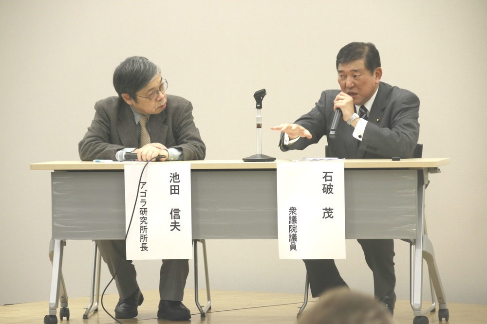 パネルディスカッションの一場面。アゴラ研究所の池田信夫所長と石破氏（2016年12月20日撮影）