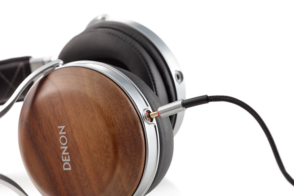 ケーブルは左右両出しの着脱式