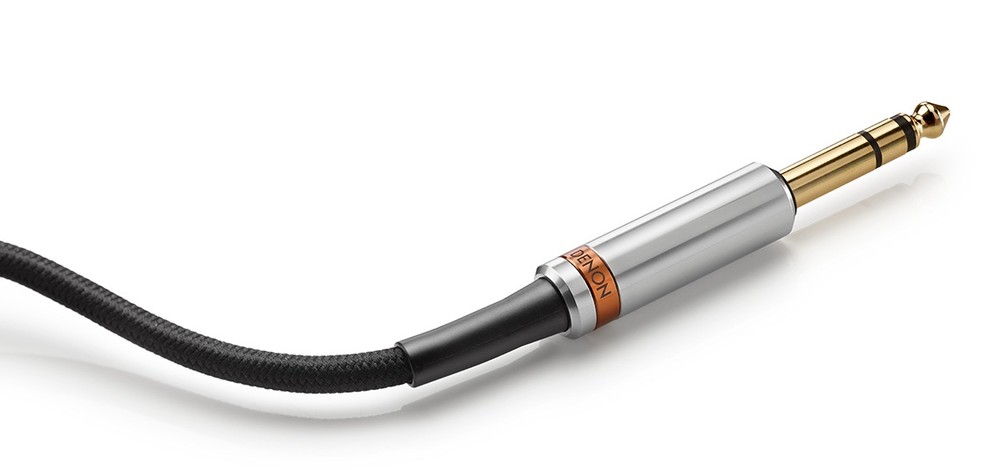 プラグ部には削り出しのアルミスリーブを用いて耐久性を向上