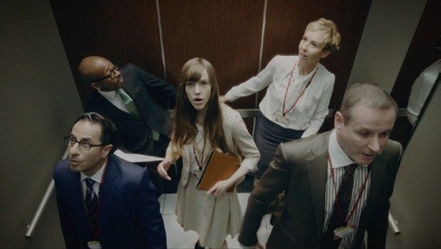 「Oh！！！！」（エレベーターの乗員）