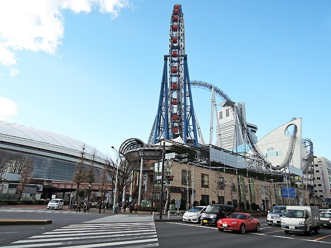白山通りを隔てたホテルの向かいに、東京ドームシティがある（編集部撮影）