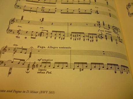 ３分ほどのトッカータの後続くフーガも傑作
