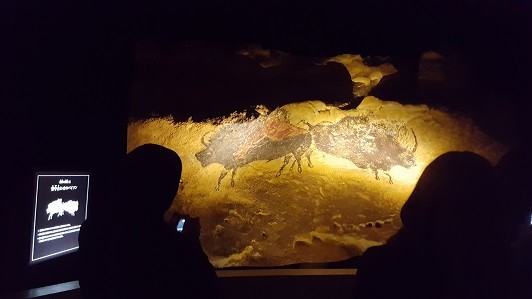 再現されたラスコー壁画。会場は暗いが、写真撮影できる場所もある