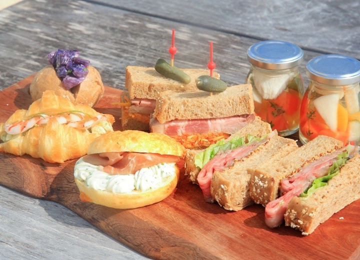 沖縄「星のや竹富島」で「島サンドのピクニック朝食」