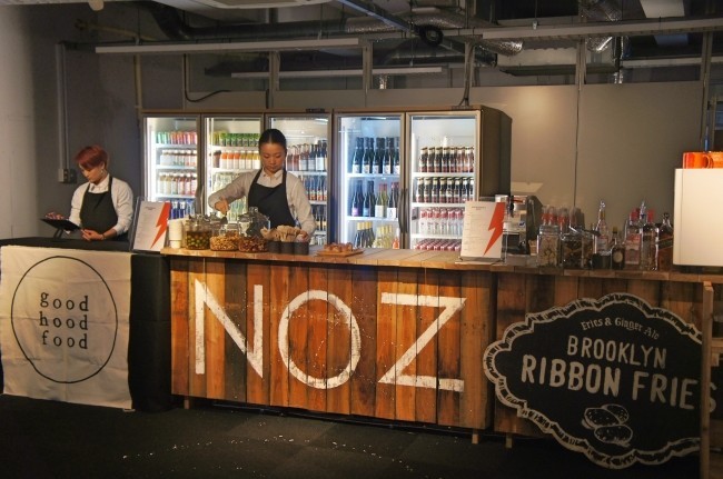 デヴィッド・ボウイ大回顧展に特設カフェ登場