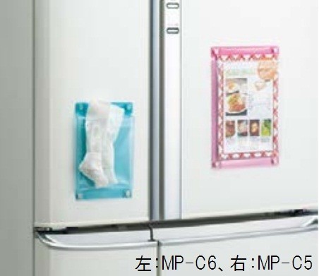 冷蔵庫に貼りレシピメモやレジ袋の収納ストックとして