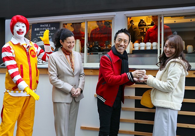 フリートーク終了後、来場客に新作コーヒーを手渡する筧さん