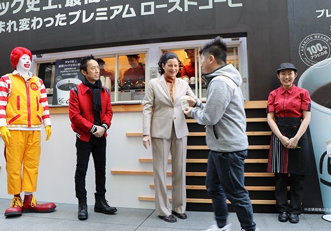 サラ・L・カサノバ社長兼CEOも自ら接客