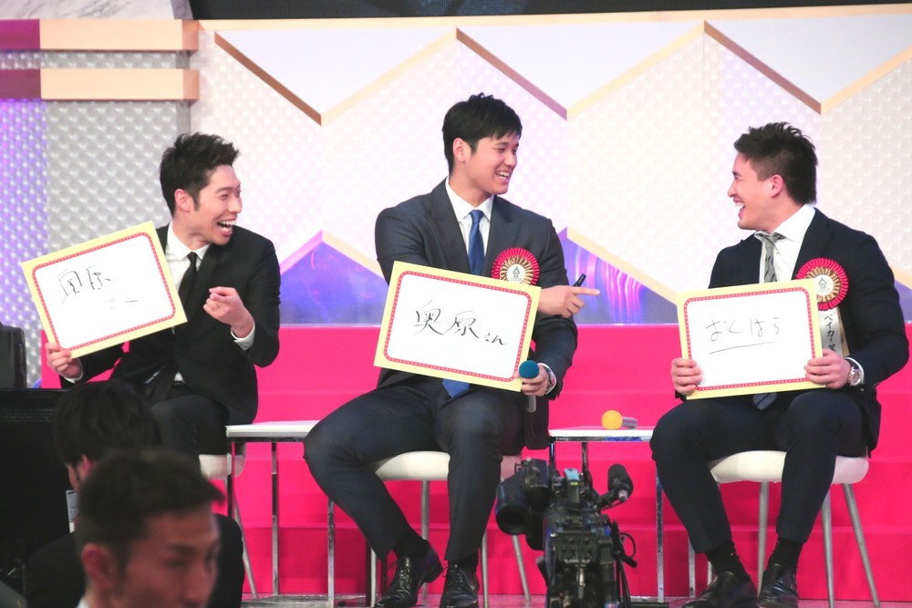 和やかに談笑する3人