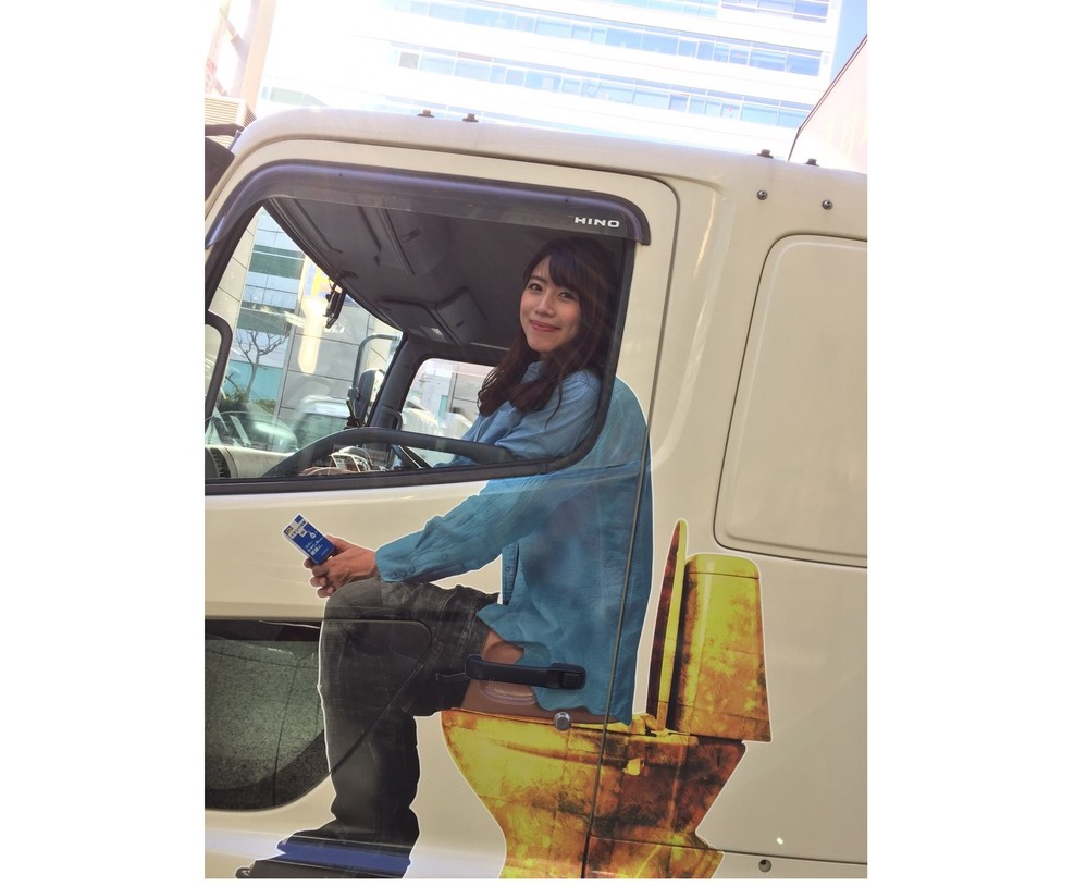 【ミスキャンパスの度胸に拍手】「浣腸トラック」、美女を乗せて東京と大阪の繁華街を走行中