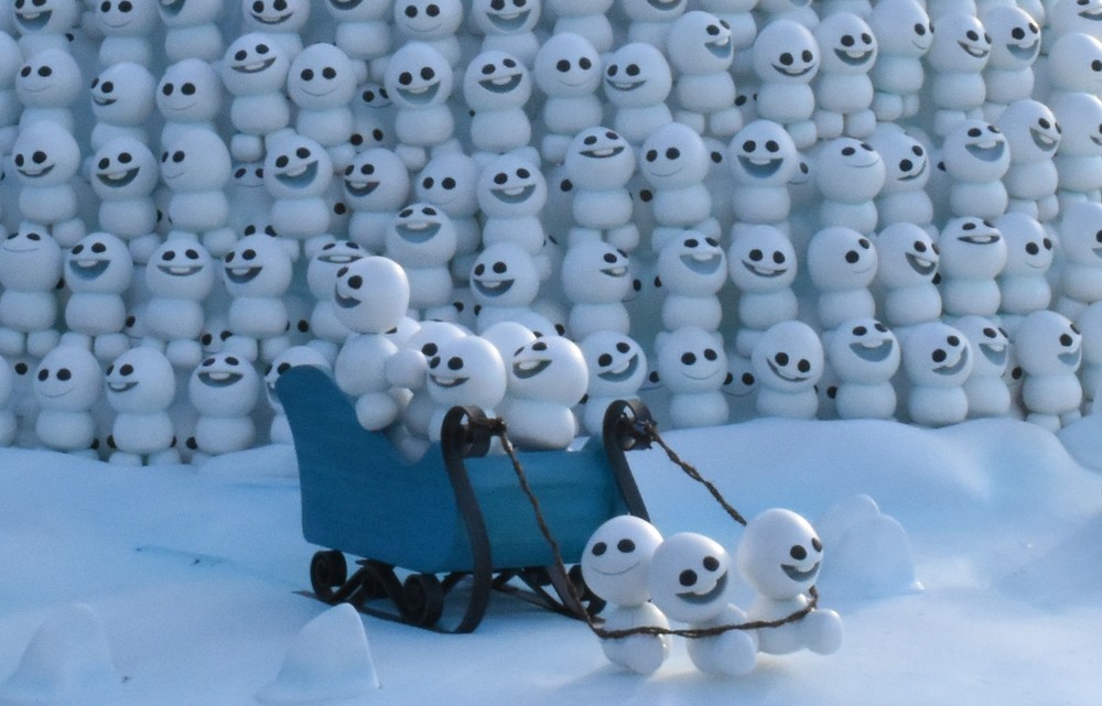 シンデレラ城前プラザにあるスノーギースがプレイグラウンドで遊ぶフォトロケーション