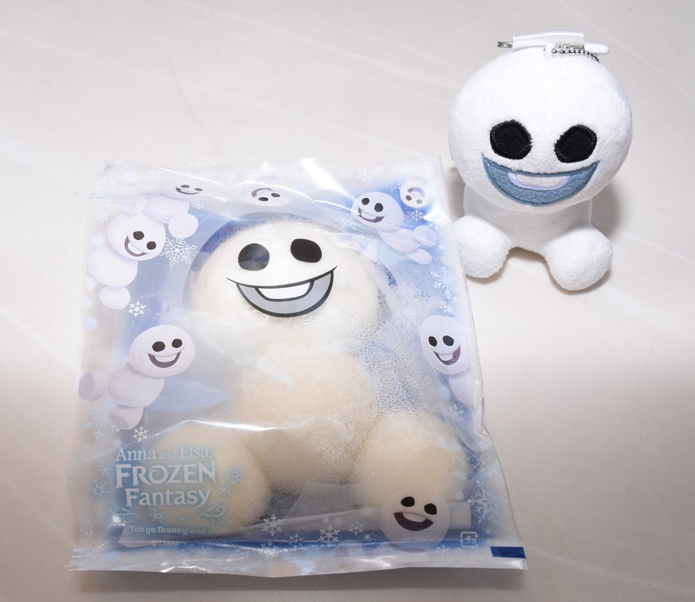 「アナとエルサのフローズンファンタジー」のスペシャルメニュー「4色スノーギースマン」と、スノーギースのぬいぐるみバッヂ