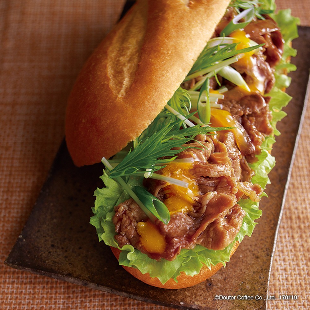 ドトールのミラノサンド、新商品は「すき焼き」　九条ネギと卵黄をトッピング