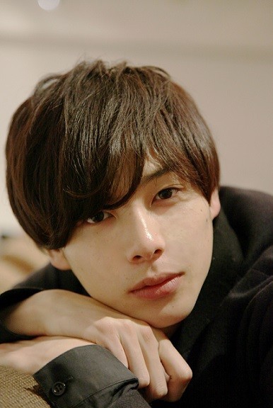 柾木玲弥。北国生まれだけあって、お肌の透明感や抜けるような色白さが際立つ。ファンのあいだでは「ツンデレ」「黙ってればクールなイケメンなのに、トークでもツイッターでも、笑いをとりに変なことをしちゃうキャラが大好き」とギャップ萠え説高し（写真家・伊原正浩氏撮影、以下4点）