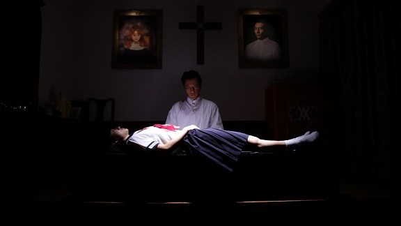 聖堂でマキガミの洗脳の儀式を受けさせられるユーリ。マキガミはセミナーを管理し、女性信者に修行と称して風俗の仕事を強制していた