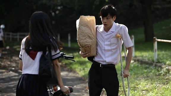 子供の頃のトラウマを抱えたヒロインのユーリ(於保佐代子)は、足の不自由な同級生、ケンジ(柾木玲弥)に不思議な親しみを感じる