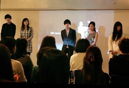 2017年1月15日、代官山で行われた「Girl recruits her God」の披露試写会の舞台挨拶。左から二見悠、原史奈、柾木玲弥、於保佐代子、桜井亜美監督