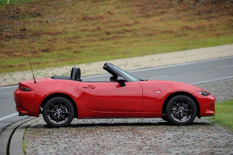 初代ロードスターの象徴的カラー復刻！