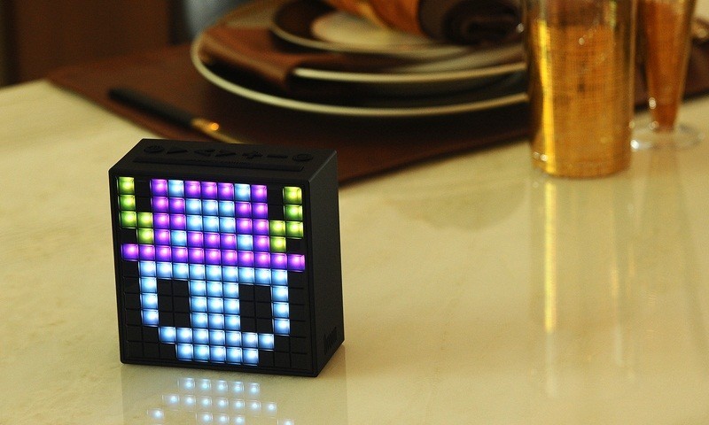 「フロントフェイス」を自由にデザイン　アラームやゲームも