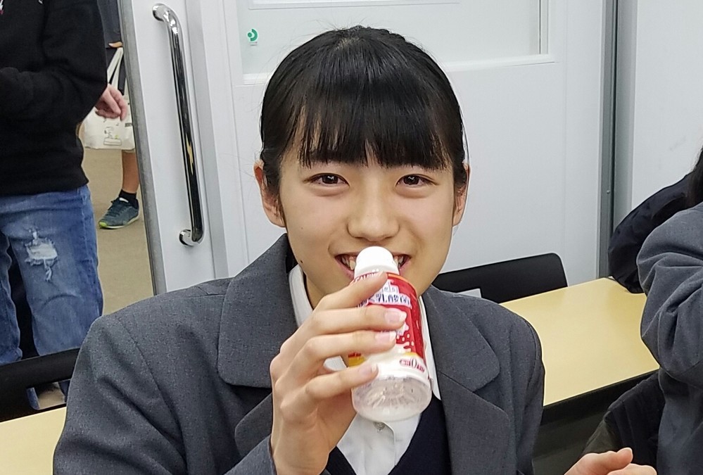 「守る働く乳酸菌」を笑顔で飲んでいる、湘南ゼミナールの生徒