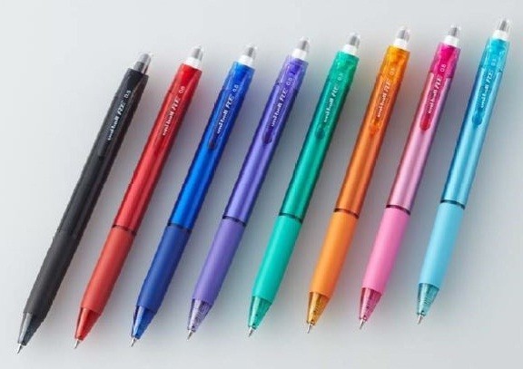 新開発ノック式消せるボールペン　三菱鉛筆「uni-ball　R:E」