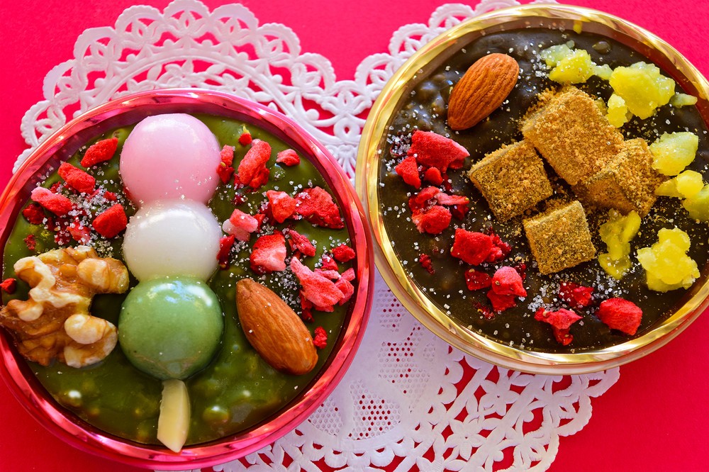 お団子やわらび餅が乗ったチョコレート