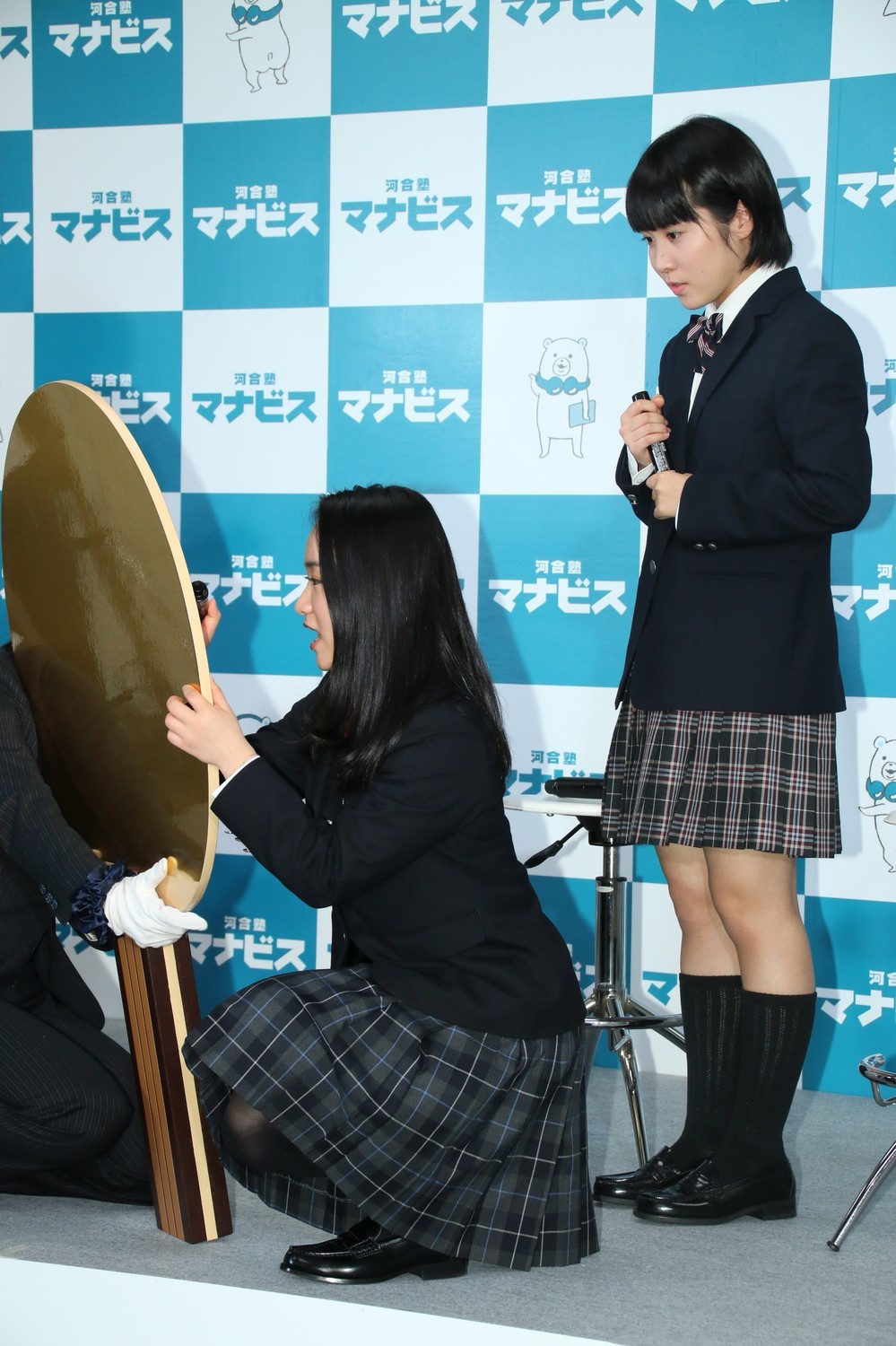 金のラケットに「夢」を書き込む（2017年1月28日撮影）