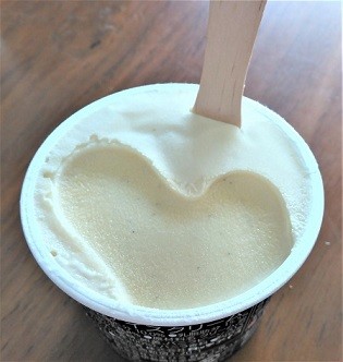 開封直後の金のバニラアイス。最も深くスプーンが刺さった