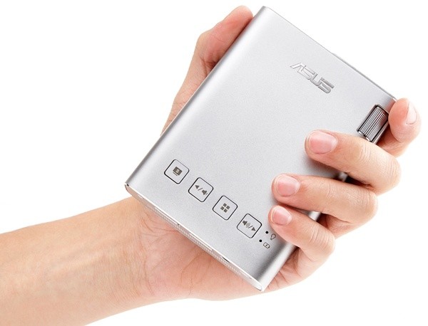 スマホ／タブレットの映像を大画面で楽しめるモバイルプロジェクター