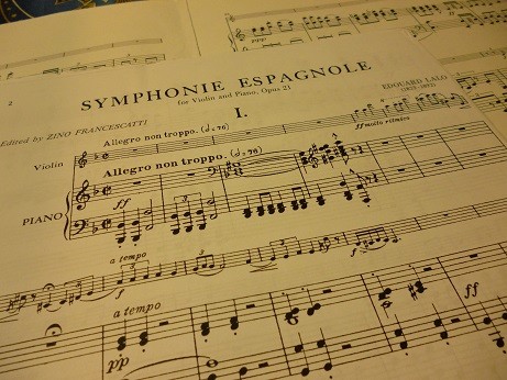 第1楽章は『交響曲』と名乗るにふさわしい勇壮な出だしで始まる